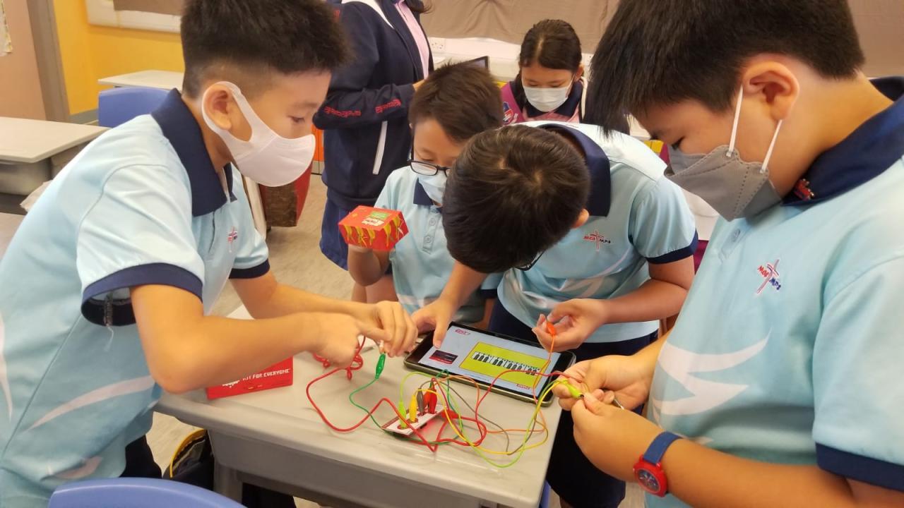 音樂科與電腦科合作教授學生運用編程教學套件Makey Makey製作電子樂器，並進行創作。