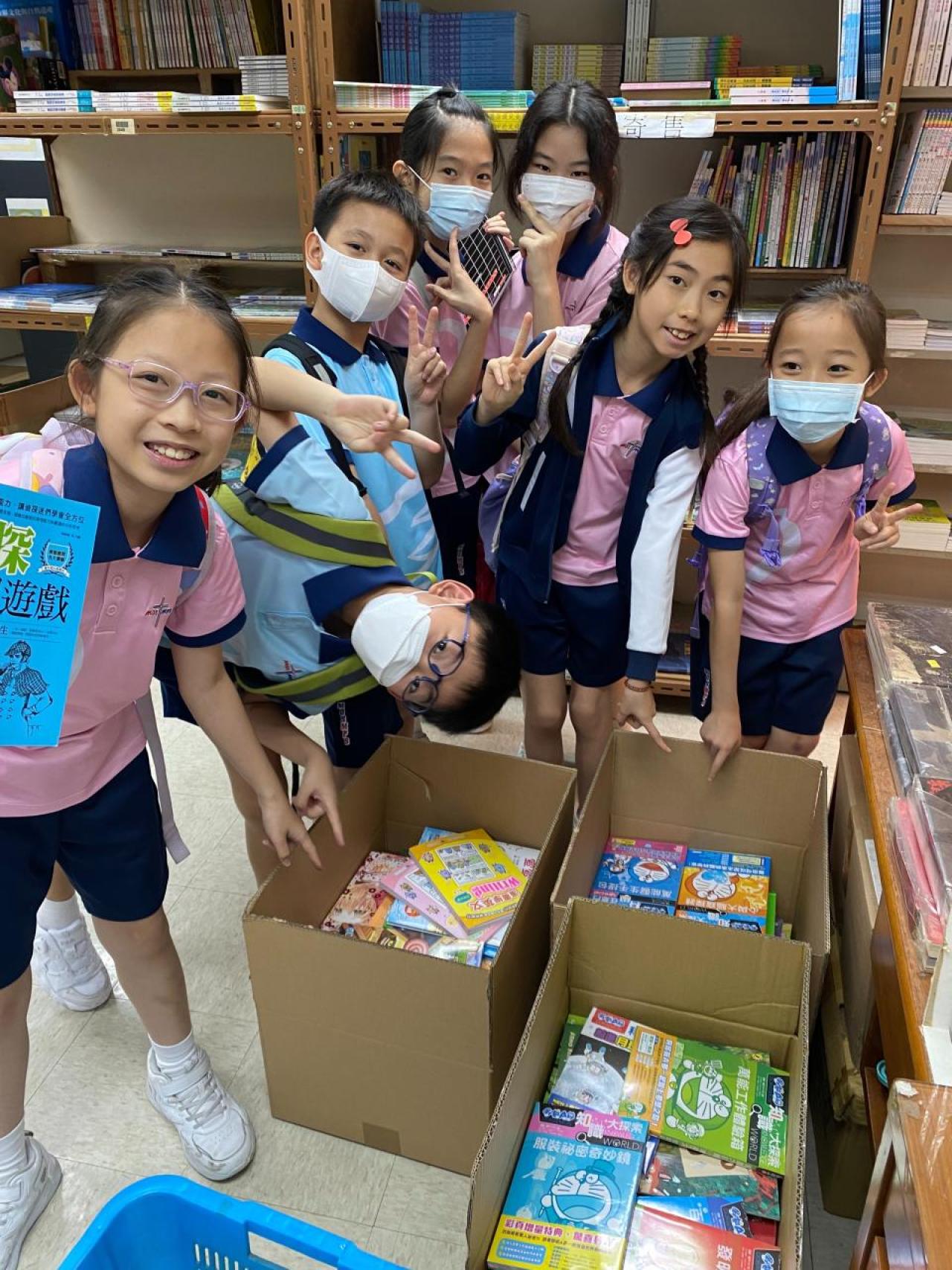 圖書組會於放學後為同學安排不同的閱讀活動，例如到書適替學校選購圖書、閱讀立體圖書等。