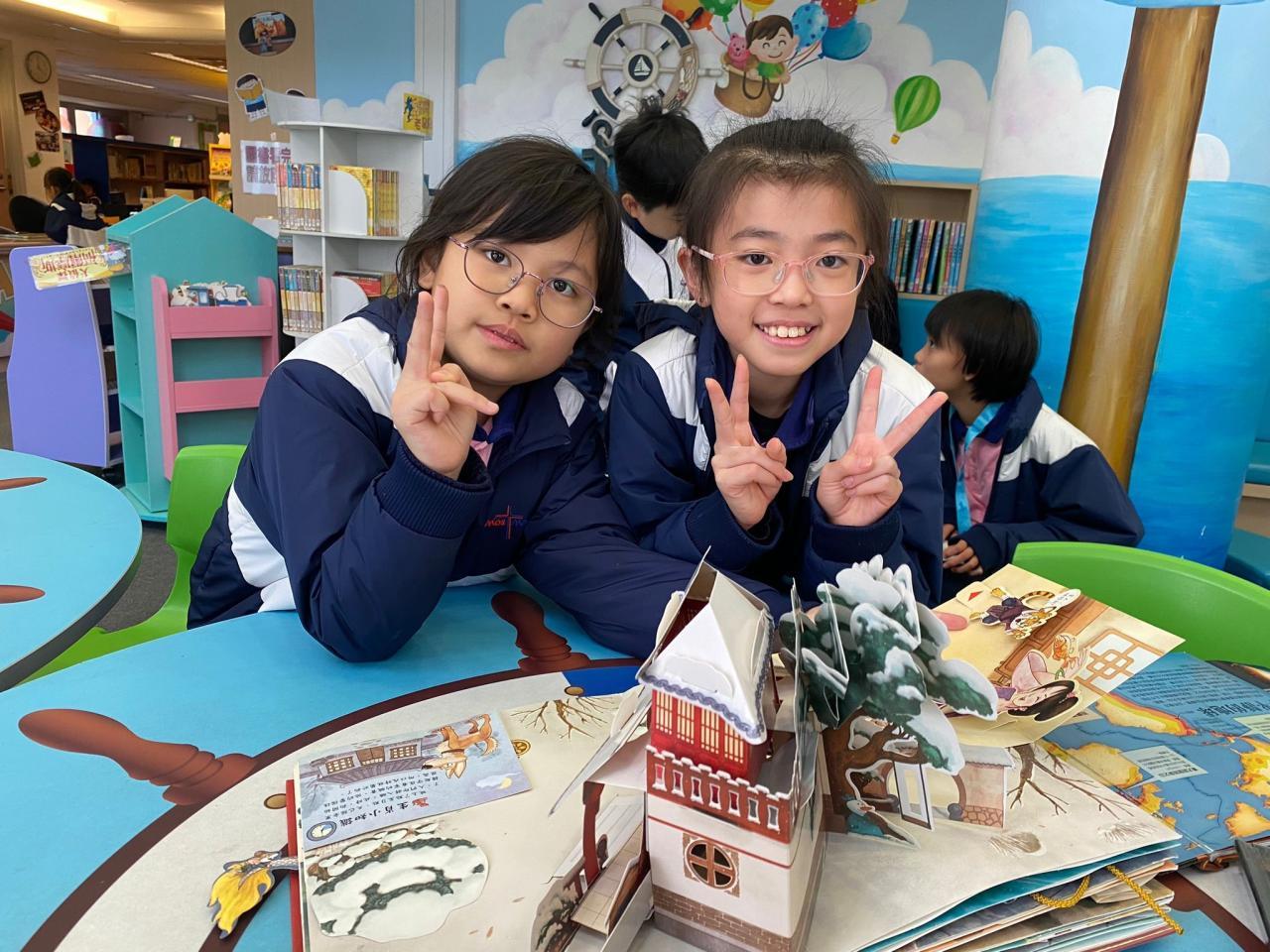 圖書組會於放學後為同學安排不同的閱讀活動，例如到書適替學校選購圖書、閱讀立體圖書等。