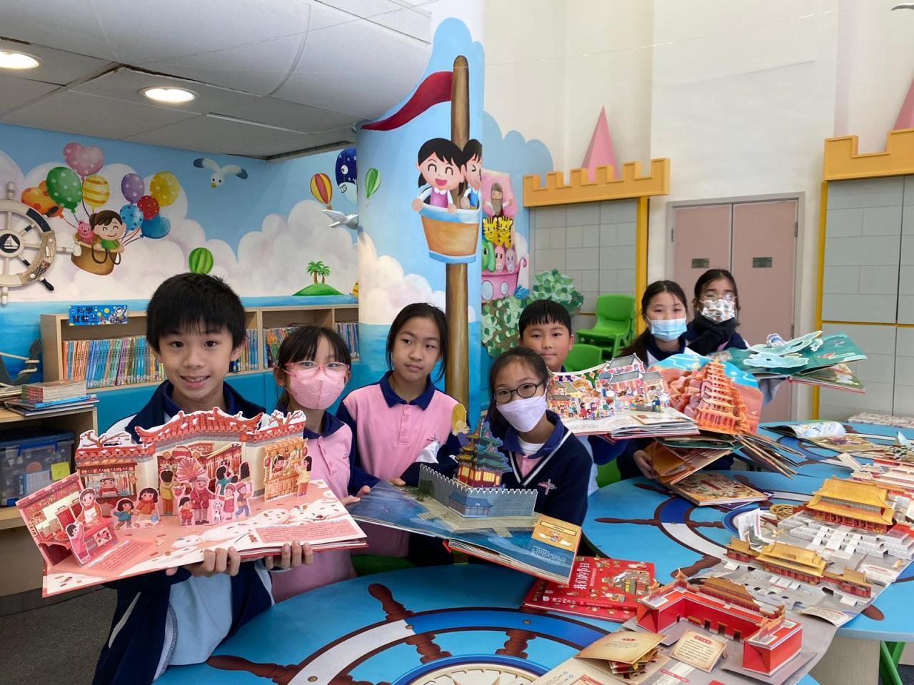 圖書組會於放學後為同學安排不同的閱讀活動，例如到書適替學校選購圖書、閱讀立體圖書等。