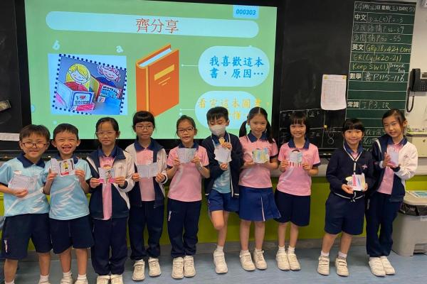 在閱讀課中，透過不同的活動鼓勵學生多閱讀。