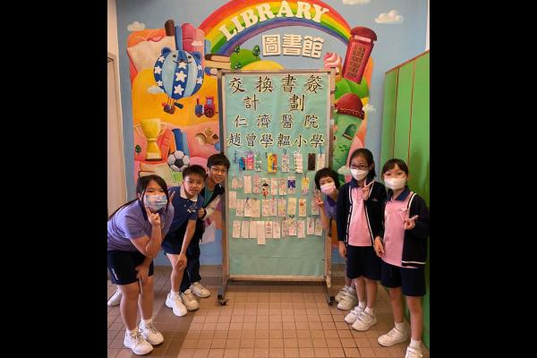 在閱讀日，透過不同的活動提升學生的閱讀興趣，如攤位遊戲、讀書報告佳作展、交換書簽計劃、校長講故事、漂書活動等，同學樂在其中。