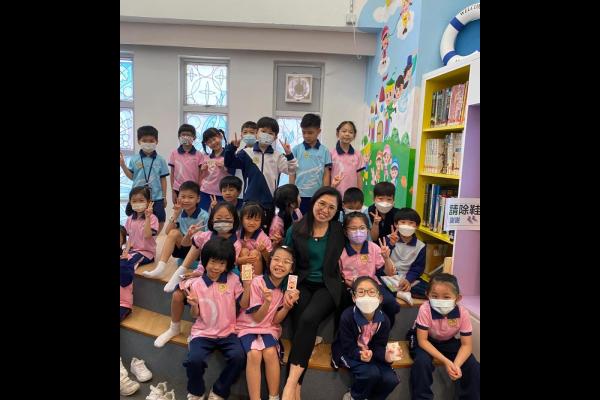在閱讀日，透過不同的活動提升學生的閱讀興趣，如攤位遊戲、讀書報告佳作展、交換書簽計劃、校長講故事、漂書活動等，同學樂在其中。
