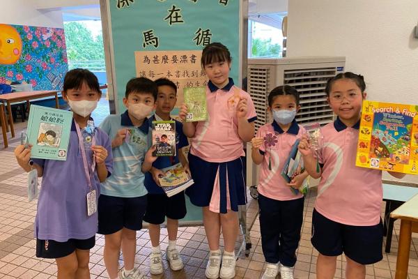 在閱讀日，透過不同的活動提升學生的閱讀興趣，如攤位遊戲、讀書報告佳作展、交換書簽計劃、校長講故事、漂書活動等，同學樂在其中。
